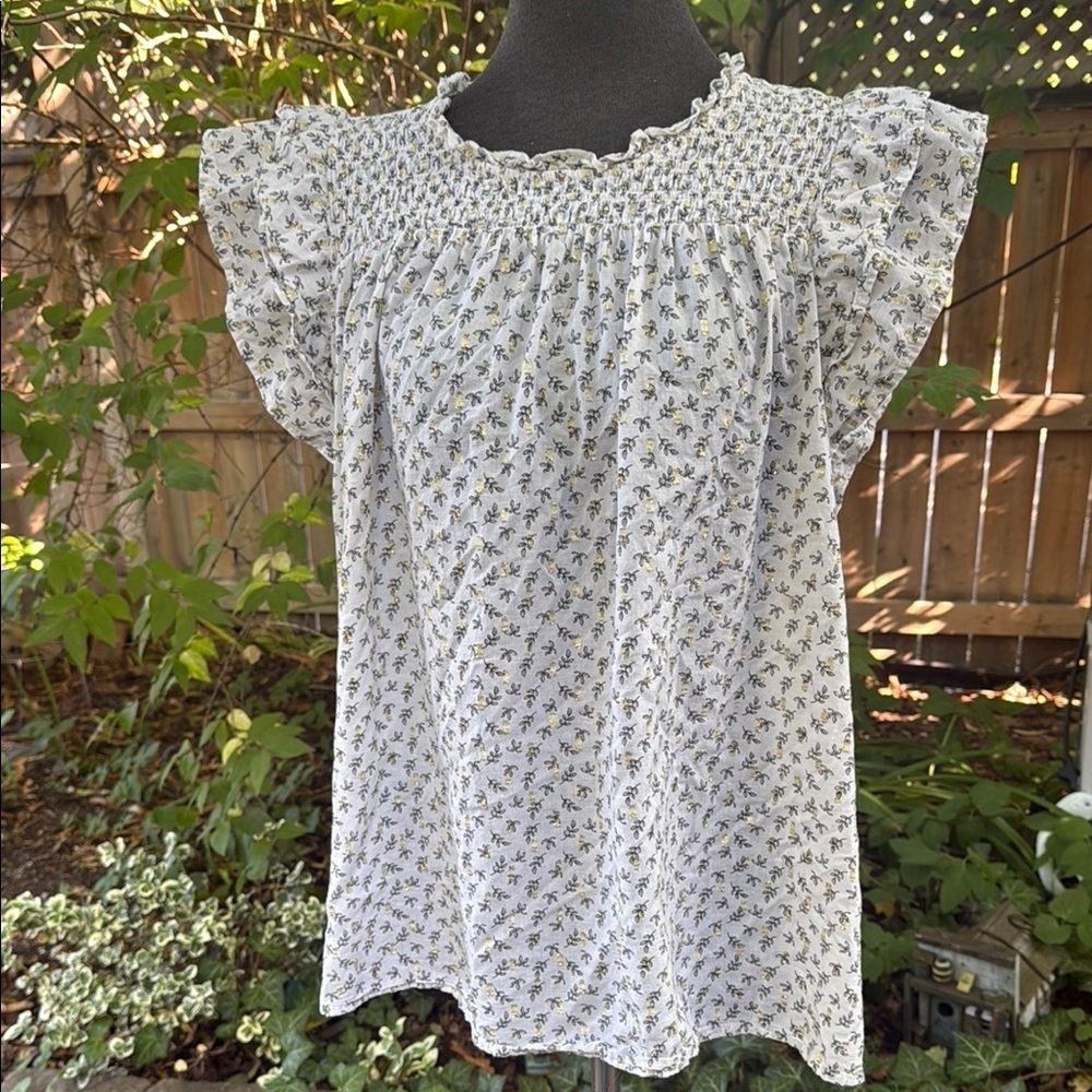 Old Navy XXL Tall Smocked Woman’s Top,Cream & Gold Shimmer Thread. 97% cotton.